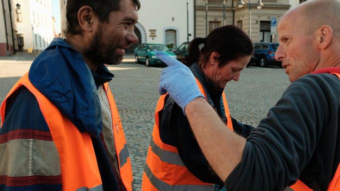 František Kynčl (vpravo) organizuje úklid města Tábor. Jeho spolupracovníky jsou bezdomovci, odměnou stravenka.