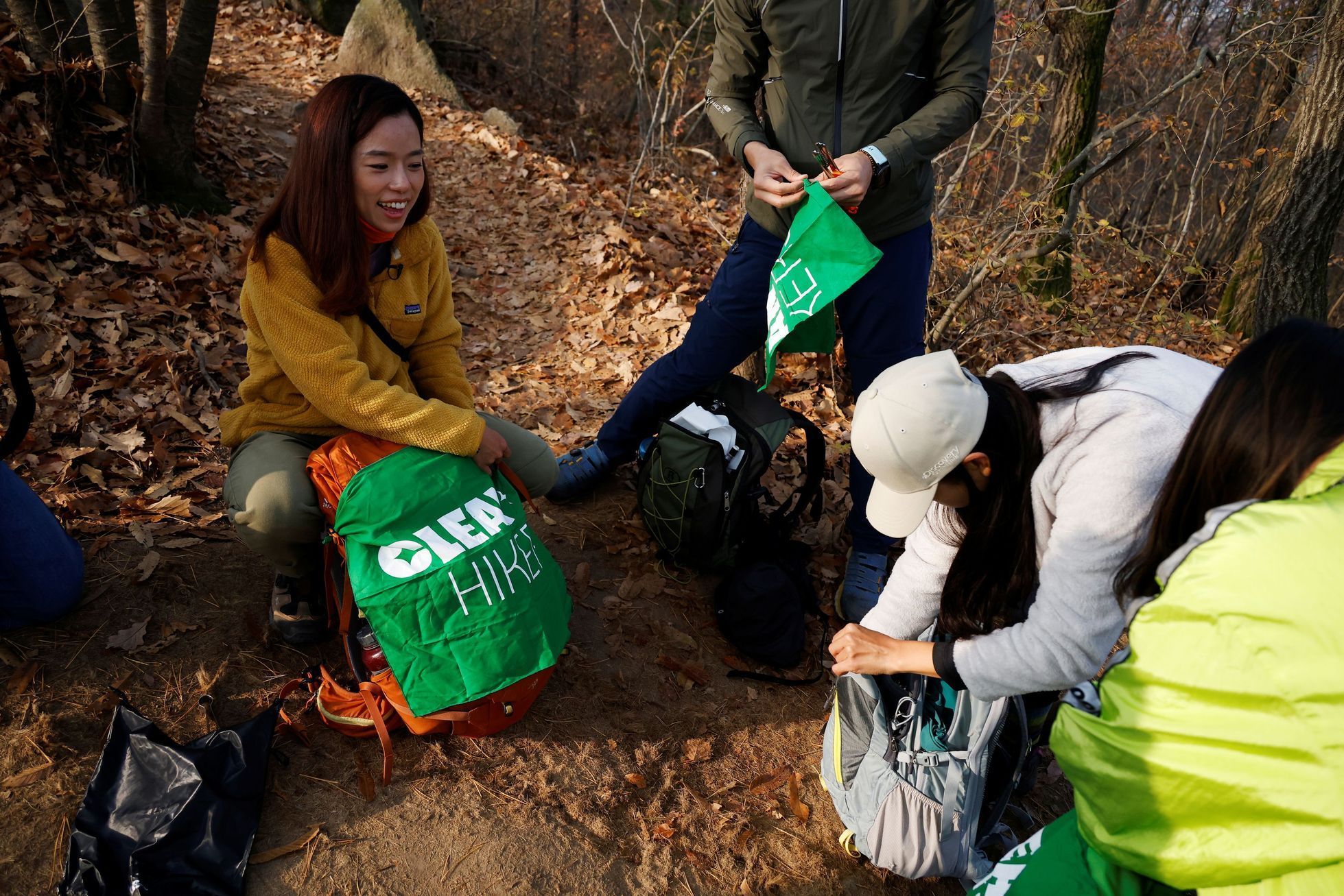 Kim Kange-eunová založila spolek Clean Hikers, jehož členové v přírodě sbírají odpadky a pak z nich přímo v lesích a horách vytvářejí umělecká díla.