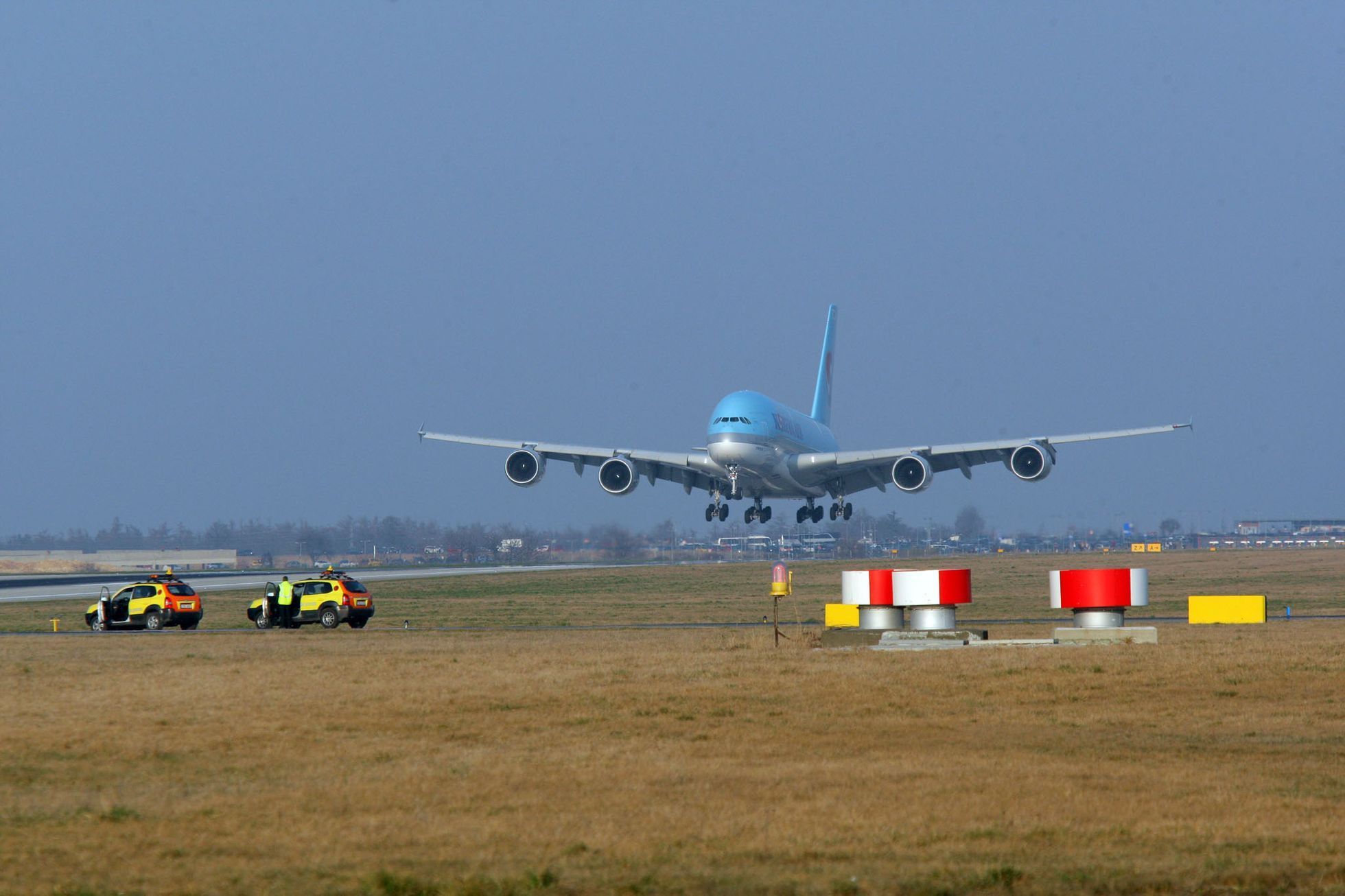 Airbas 380 přistál v Praze