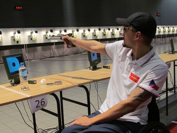 Tomáš Pešek uspěl už na mistrovství Evropy a světových pohárech, díky tomu vybojoval pro ČR místo na paralympijských hrách. Druhé místo vystřílel Jakub Kosek.