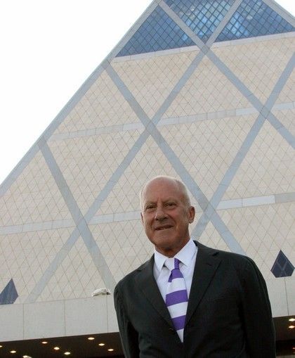 Pyramida míru a Norman Foster