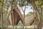 Bambusová konstrukce je "uhnízděná" přímo u městečka Tulum, které je známé pro své písčité pláže a mayské památky.