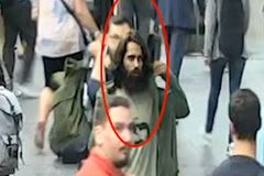 Muž vykopl skleněnou výplň dveří metra, hledá ho policie