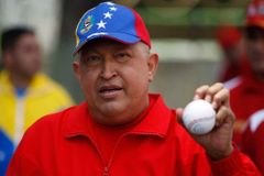 Žiju, ukázal Chávez a předvedl baseballové nadhozy