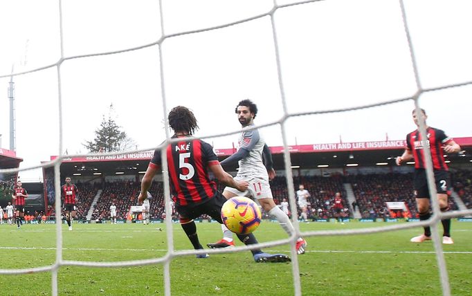 Mohamed Salah z Liverpoolu dívá gól do sítě Bournemouthu.