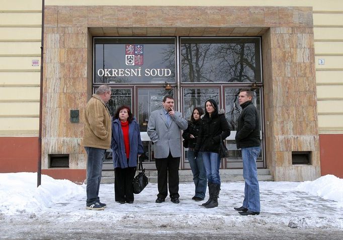 Rodinná výprava. Kromě manželky přišli s Petrem Hrochem k soudu také rodiče Alena a Zdeněk (vlevo) a sestra manželky s přítelem (vpravo).