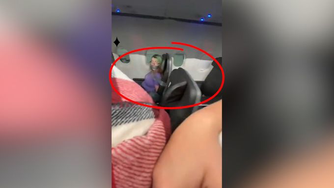 Uprostřed letu se žena pokusila otevřít dveře, letušky jí lepící páskou přilepili k sedadlu