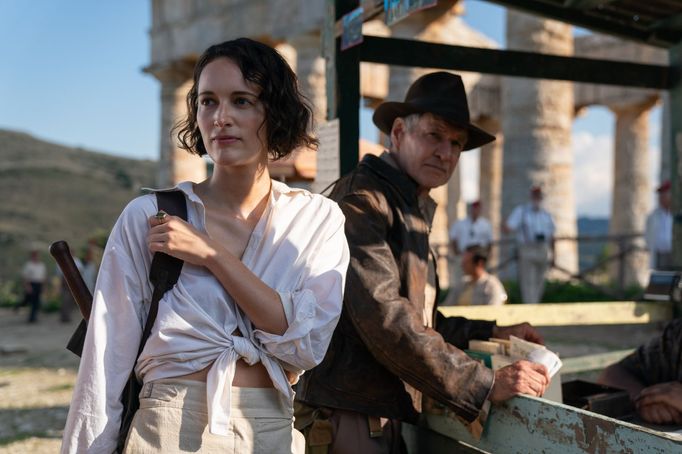 Phoebe Waller-Bridge v roli Heleny Shaw a Harrison Ford jako Indiana Jones.