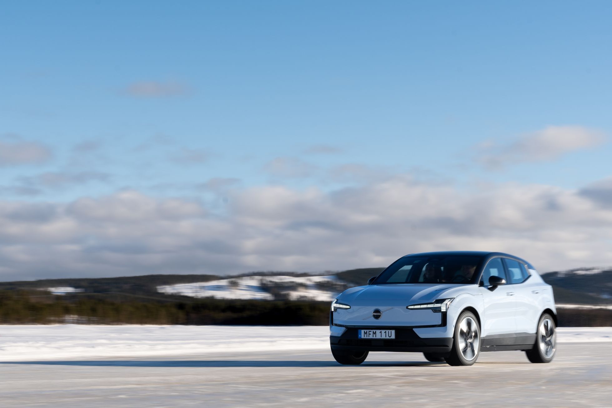 Volvo EX30, elektromobil, zima, jezero, led, zamrzlé jezero, jízda na zamrzlém jezeře