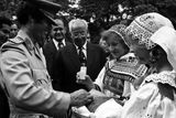 Muammar Kaddáfí a generální tajemník ÚV KSČ, prezident ČSSR Gustáv Husák během tradičního přivítání chlebem a solí. (červen 1978)