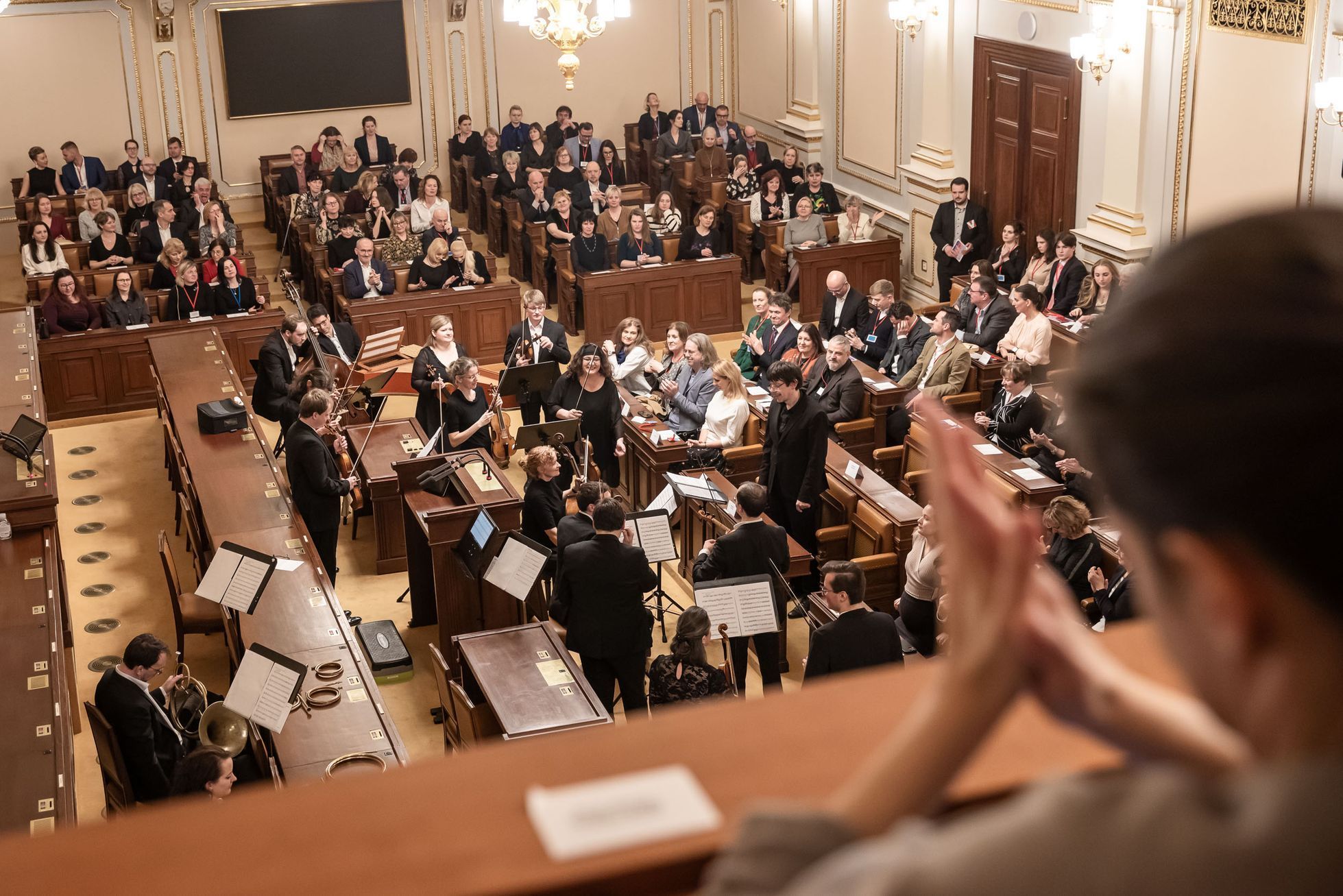 Opera v jednacím sále poslanecké sněmovny, zpívá Vojtěch Dyk a Simona Šaturová