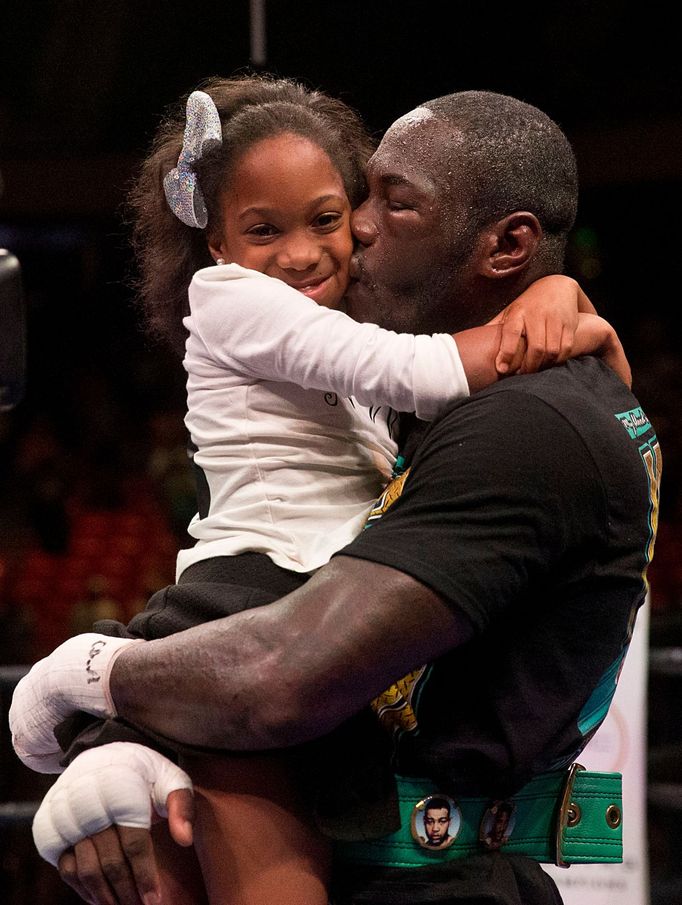 Deontay Wilder slaví vítězství nad Johannem Duhaupasem se svojí dcerkou