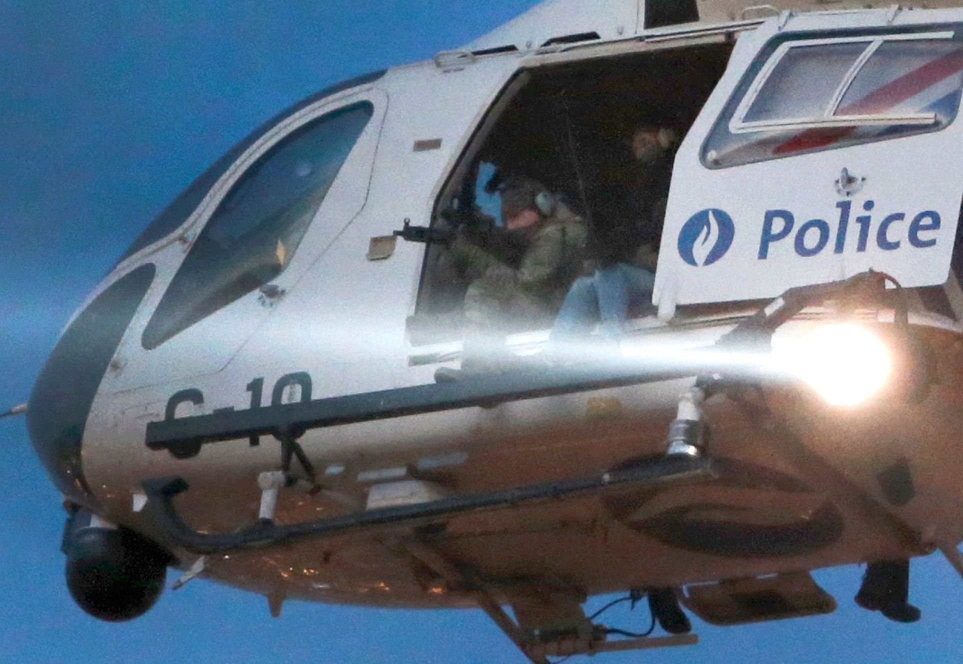Policejní odstřelovač v helikoptéře nad Bruselem