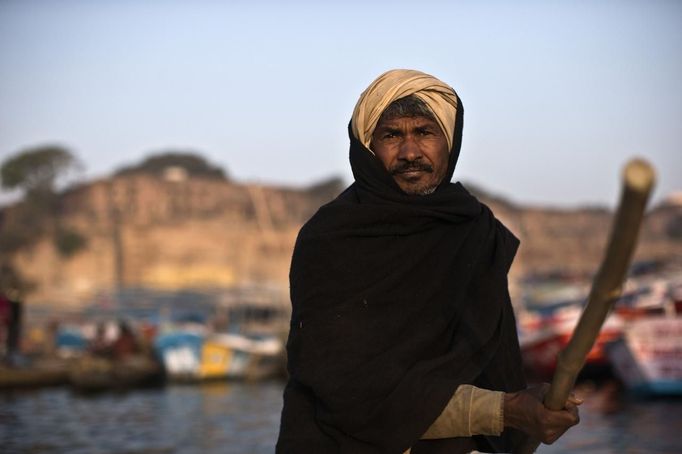 A man rows his boat in the waters of the Ganges river ahead of the "Kumbh Mela", or Pitcher Festival, in the northern Indian city of Allahabad January 10, 2013. During the festival, hundreds of thousands of Hindus take part in a religious gathering at the banks of the river Ganges. The festival is held every 12 years in different Indian cities. REUTERS/Ahmad Masood (INDIA - Tags: RELIGION SOCIETY TRANSPORT) Published: Led. 10, 2013, 8:39 dop.