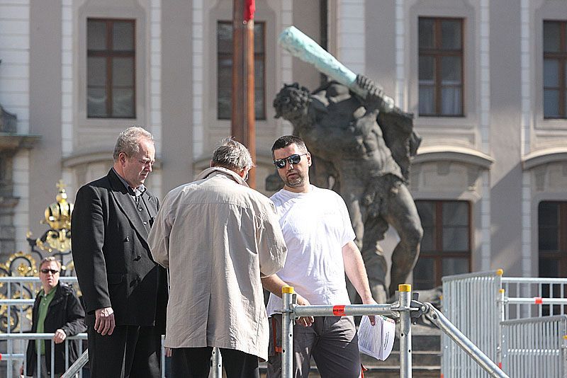 Hradčanské náměsí dva dny před Obamovou návštěvou