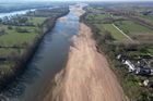 Podle agentury AFP kvůli nedostatku deště hrozí, že se neobnoví podzemní vody, už tak vyčerpané historickým suchem z loňského léta. Na snímku Loira z ptačí perspektivy.