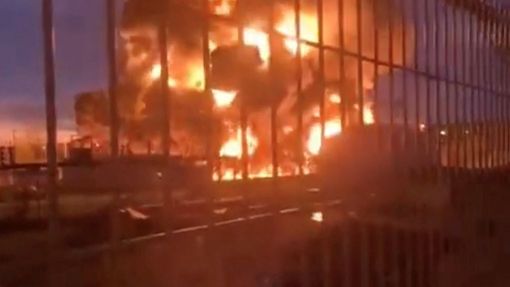 Hořící rafinerie v ruském Smolensku po "návštěvě" ukrajinských dronů na archivním snímku.