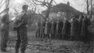 Ukázky fotografií z knihy "Kříže a hvězdy od Dunkerque" připomínající účast československých vojáků při obléhání Dunkirku v roce 1944.