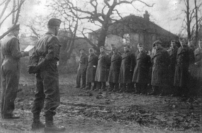 Ukázky fotografií z knihy "Kříže a hvězdy od Dunkerque" připomínající účast československých vojáků při obléhání Dunkirku v roce 1944.