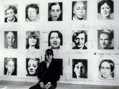 Gerhard Richter v roce 1972 vytvořil sérii osmačtyřiceti portrétů evropských a amerických osobností, avšak pouze mužů. O dvacet let později vytvořil Gottfried Helnwein parafrázi, když vymaloval stejný počet významných žen.