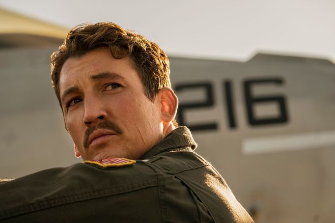 Miles Teller jako Rooster.