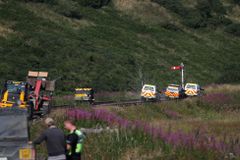 Ve Skotsku vykolejil vlak, tři lidé zemřeli, šest dalších bylo zraněno