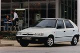 1. Škoda Felicia - 75 218 kusů: Jedničkou českého trhu byla v roce 1997 Škoda Felicia, nabízená v osobní verzi s karoserií hatchback nebo kombi. Kratší provedení s 53 069 prodanými kusy dominovalo, pro kombi se rozhodlo 22 149 Čechů. Felicia měla před 25 lety tři roky od premiéry a na jaře roku následujícího ji čekala modernizace ve stylu tehdy naopak horké novinky Octavie. Pod kapotou byly převážně benzinové motory, naftová jednotka s objemem 1,9 litru a atmosférickým plněním byla jediná. Na přelomu století pak Felicii vystřídala Fabia.