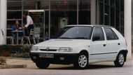 1. Škoda Felicia - 75 218 kusů: Jedničkou českého trhu byla v roce 1997 Škoda Felicia, nabízená v osobní verzi s karoserií hatchback nebo kombi. Kratší provedení s 53 069 prodanými kusy dominovalo, pro kombi se rozhodlo 22 149 Čechů. Felicia měla před 25 lety tři roky od premiéry a na jaře roku následujícího ji čekala modernizace ve stylu tehdy naopak horké novinky Octavie. Pod kapotou byly převážně benzinové motory, naftová jednotka s objemem 1,9 litru a atmosférickým plněním byla jediná. Na přelomu století pak Felicii vystřídala Fabia.