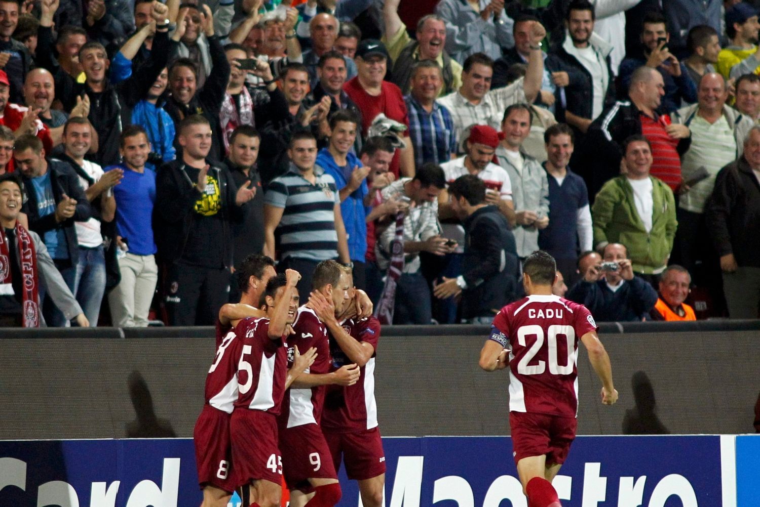 Fotbalisté Kluže slaví gól Pantelise Kapetanose v utkání Ligy mistrů 2012/13 proti Manchesteru United.