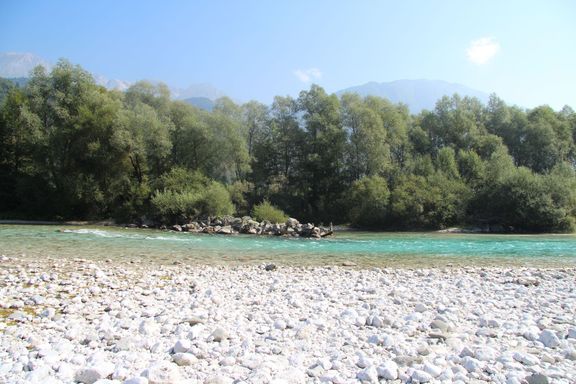 Slovinská řeka Soča. V pozadí pohoří Triglav.