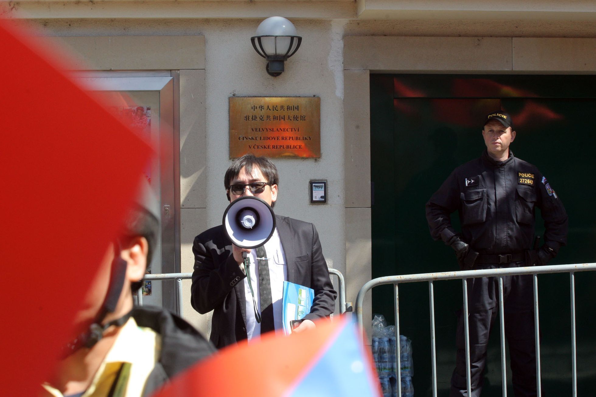 Vitnamci demonstrují před čínskou ambasádou v Praze