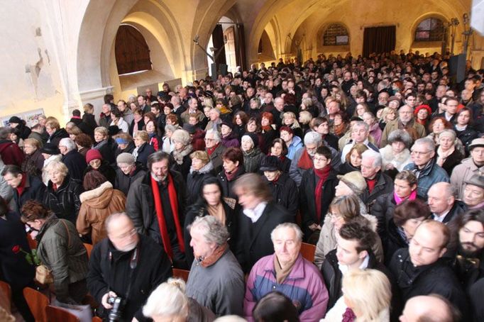 Bývalý kostel Svaté Anny na Starém Městě v Praze zaplněný smutečními hosty při smutečním rozloučení s architektem Janem Kaplickým.