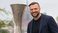 Před Rudolfinem v Praze odhalil v úterý dopoledne bývalý fotbalista Tomáš Ujfaluši originální pohár pro vítěze Evropské konferenční ligy