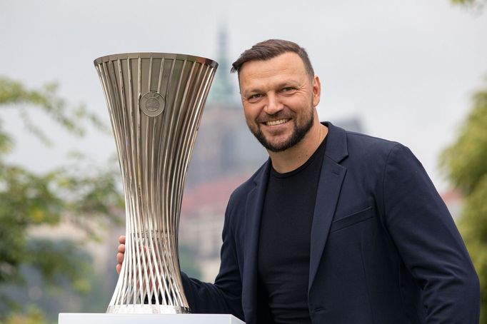 Tomáš Ujfaluši a pohár pro vítěze Evropské konfereční ligy 2023.