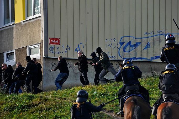 Extremisté se snažili policii obejít mezi panelovými domy.