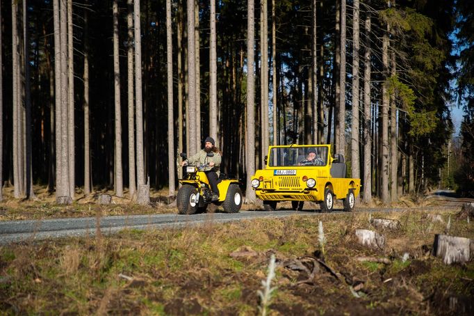 Cestovatel Dan Přibáň vyráží na další cestu po světě. I tentokrát se rozhodl, že si cestu neulehčí, po žlutém trabantu zasedl za volant žluté žáby, Luazu 967.