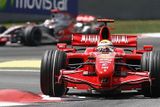 Felipe Massa s Ferrari vede krátce po startu Velké ceny Španělska v Barceloně.