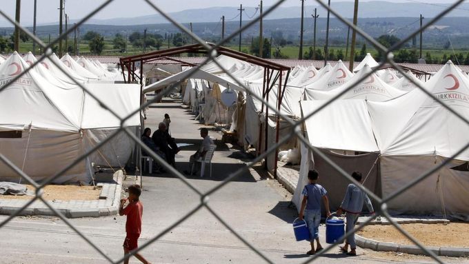 Syrští uprchlíci v jednom z provizorních táborů. Tento se nachází v turecké provincii Hataí poblíž syrských hranic. 2. července 2012.
