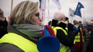 Do protestu se aktivně zapojilo přes dvě stě zaměstnanců z 1100, další prý podle předsedy odborové organizace Nexen Pavla Rohela stávku podporují.