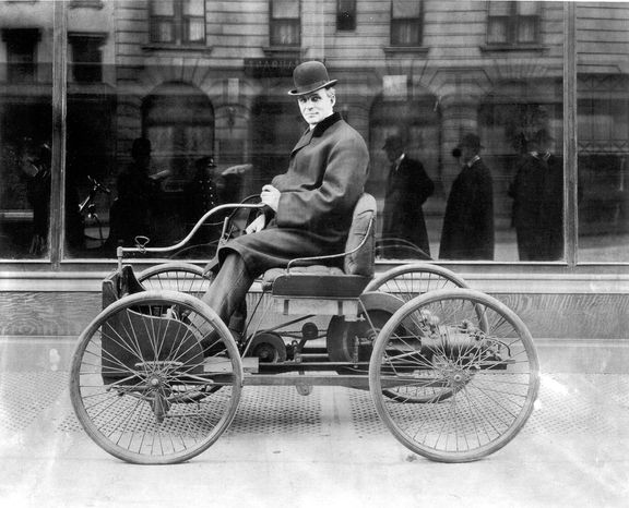 Henry Ford (1863-1947) za řídicí pákou své prvotiny Quadricycle, tedy čtyřkolky z roku 1896.
