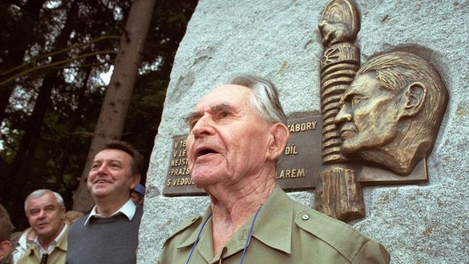 Jaroslav Foglar u pomníku, který mu ve Sluneční zátoce na Sázavě odhalili v roce 1997 místní skauti u příležitosti jeho 90. narozenin. (Fotografie z 5. 7. 1997)