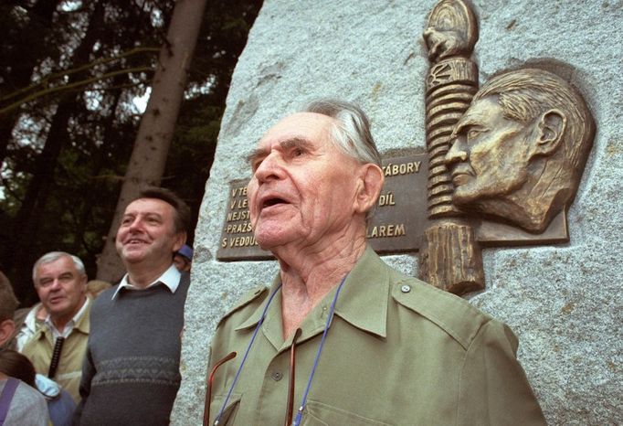 Jaroslav Foglar u pomníku, který mu ve Sluneční zátoce na Sázavě odhalili v roce 1997 místní skauti u příležitosti jeho 90. narozenin. (Fotografie z 5. 7. 1997)