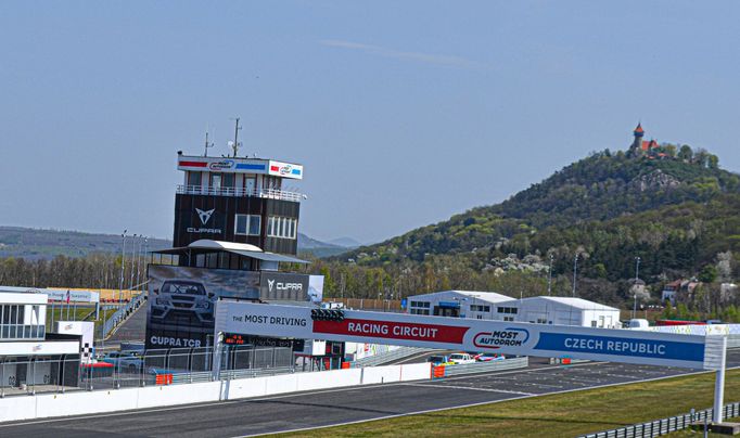 Autodrom v Mostě je umístěn na rekultivovaném prostoru pod hradem Hněvínem