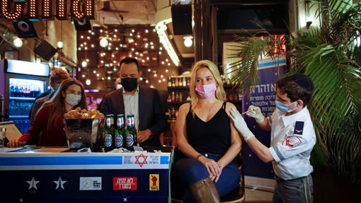 Očkování probíhá přímo v telavivském baru.