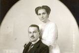 Otto Petschek s chotí Marthou na dobové fotografii. Pravděpodobně z roku 1913, kdy se vzali.