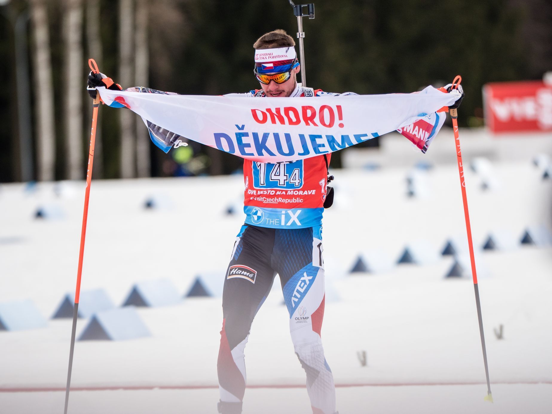 SP v biatlonu Nové Město na Moravě 2021, smíšená štafeta: Michal Krčmář s transparentem pro Ondřeje Moravce