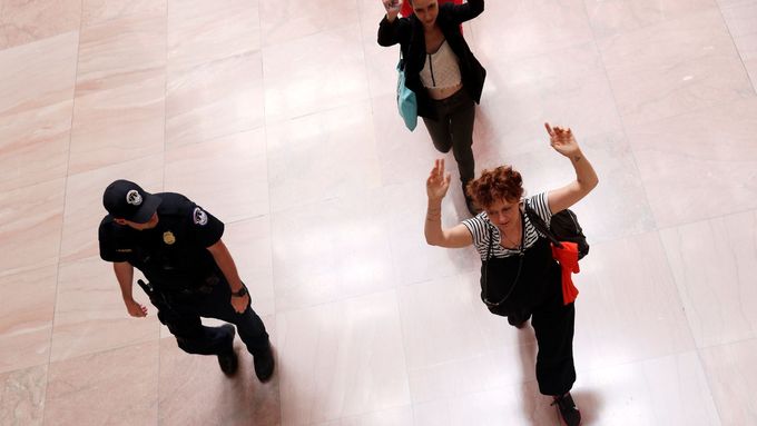 Zatčení Susan Sarandonové na demonstraci v americkém senátu.