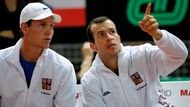 Čeští tenisté Radek Štěpánek a Tomáš Berdych při čtyřhře v semifinále Davis Cupu.