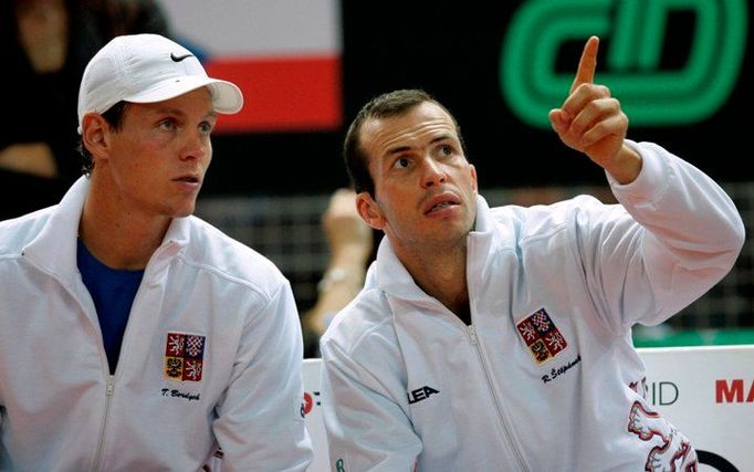 Čeští tenisté Radek Štěpánek a Tomáš Berdych při čtyřhře v semifinále Davis Cupu.