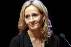 Rowlingová vydala druhou detektivku, britská kritika jásá
